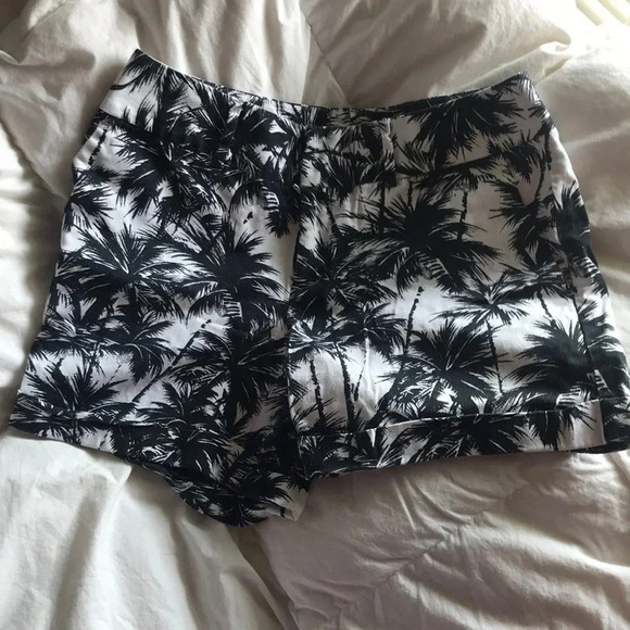 Ladies shorts - Picture 1 of 9